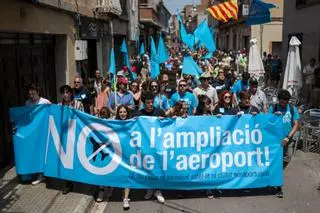 Un millar de personas clama en El Prat contra la ampliación del aeropuerto