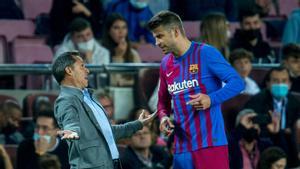 Piqué y Sergi charlan durante la primera parte del Barça-Alavés en el Camp Nou.