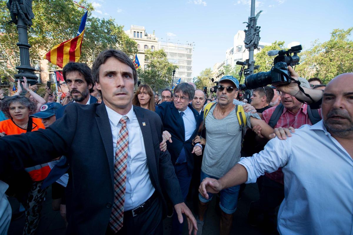 Carles Puigdemont aparece por la calle Trafalgar para acudir al acto de bienvenida preparado para recibir al ex president en su regreso a Catalunya.