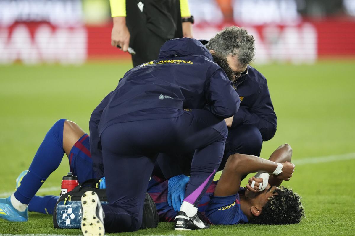 Lamine cae lesionado al patear el penalti.