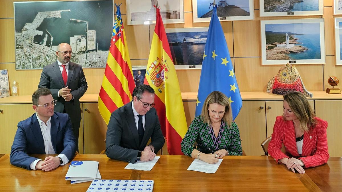 hEl presidente de PortCastelló, Rubén Ibáñez,  y la consellera de Industria e Innovación, Nuria Montes, firmaron esta semana el protocolo incial