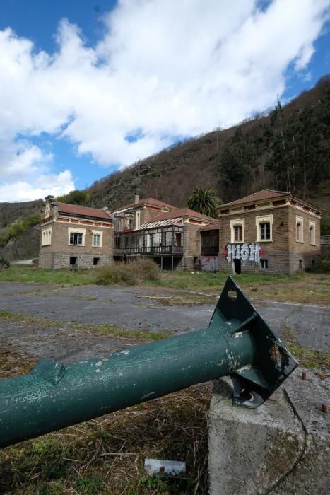 Pintadas y deterioro del Sanatorio de Bustiello