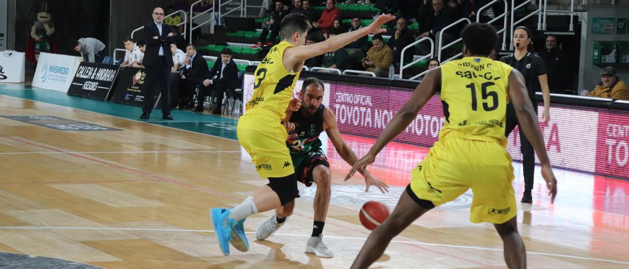 Una acción del Cáceres-Alimerka Oviedo Baloncesto