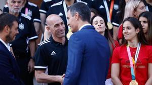 Pedro Sánchez saluda a Luis Rubiales frente a Víctor Francos, presidente del Consejo Superior de Deportes (CSD).