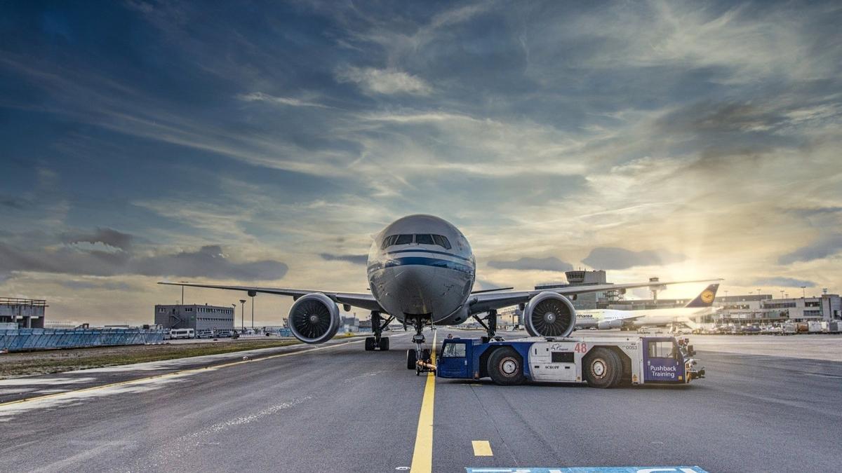 Archivo - Imagen de archivo de un avión en un aeropuerto