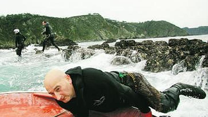 Salvador Fernández intenta subir a la embarcación tras un golpe de mar.