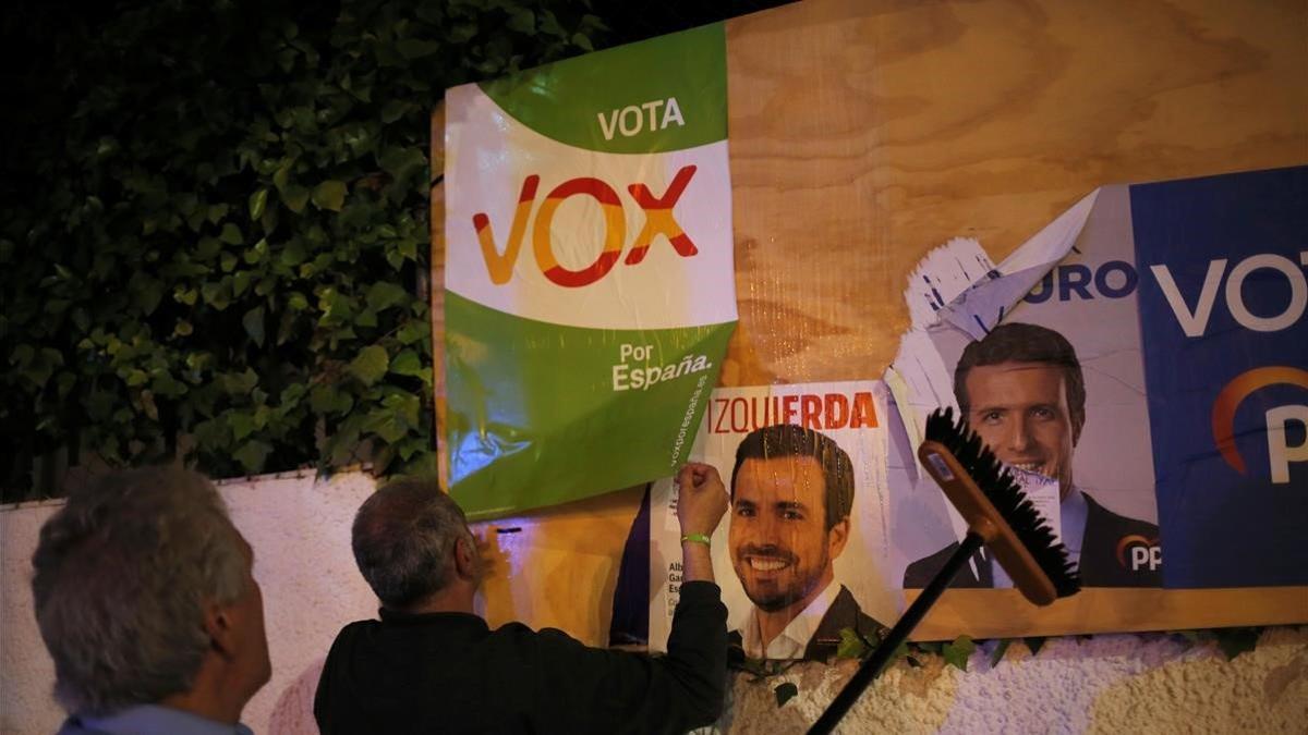 Pegada de carteles en la localidad de Ronda.