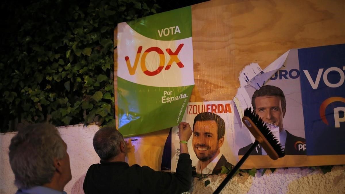 zentauroepp47856492 members of spain s far right party vox put up a campaign pos190426132707