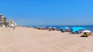 El Mareny de Barraquetes busca el origen de la contaminación en su playa para aplicar las denuncias correspondientes