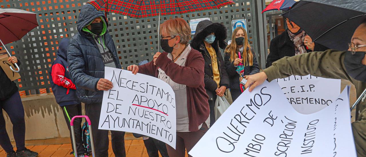 Concentración de la comunidad educativa de Torremendo para exigir el cambio de adscripción