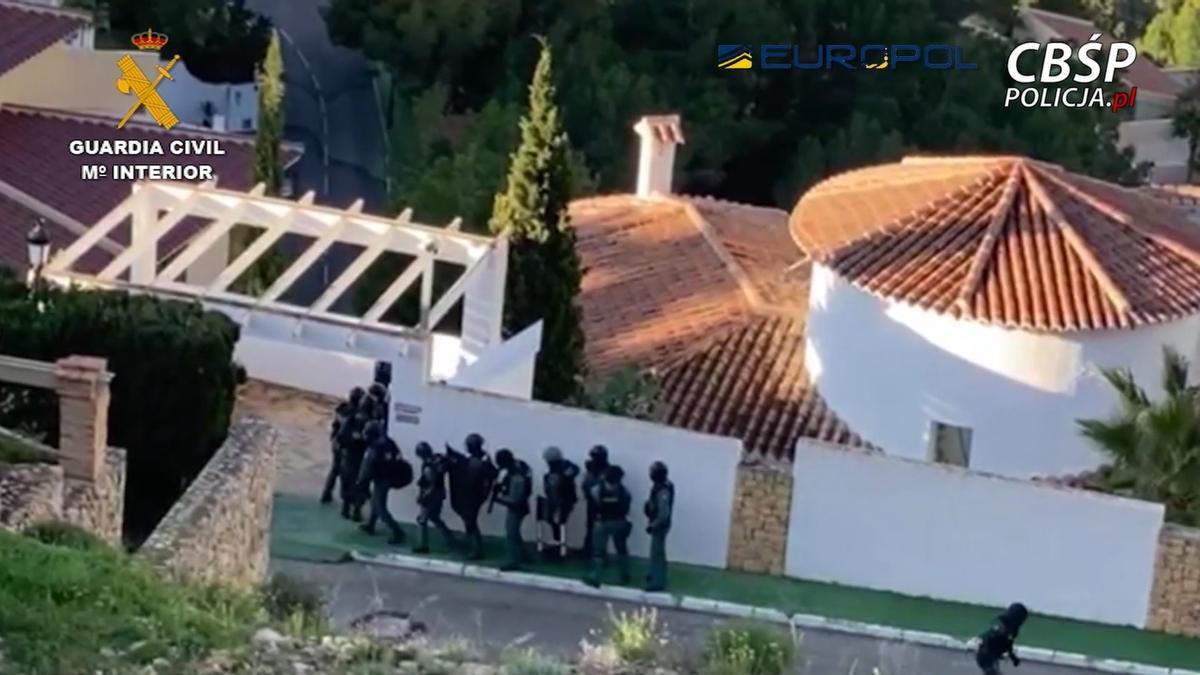 La Guardia Civil se dispone a entrar en el chalé de Altea donde se ocultaba el presunto jefe de la red de narcos.