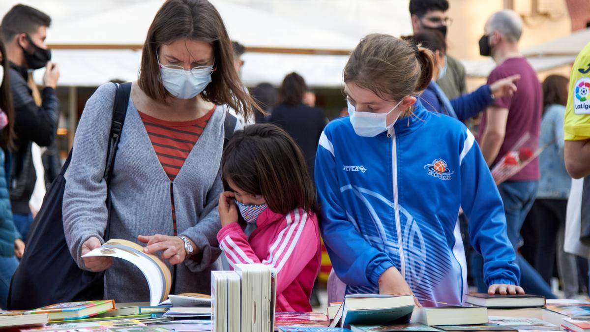 Una família donant un cop d’ull a diversos llibres.