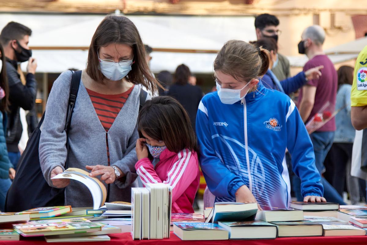 Una família donant un cop d’ull a diversos llibres.