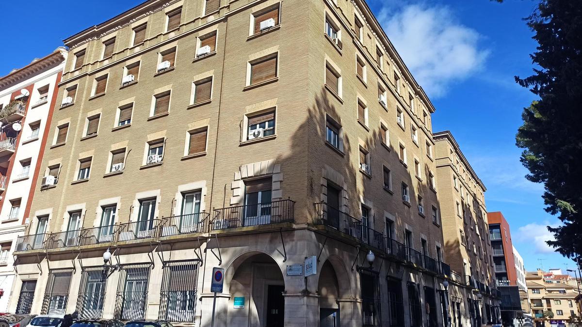 Edificio donde está ubicado el ambulatorio de Santo Grial de Huesca.
