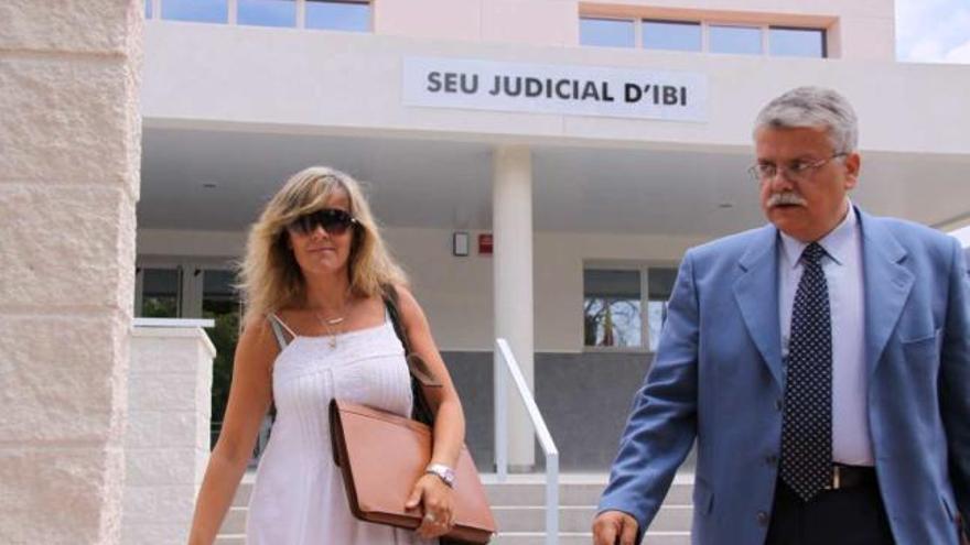 Ana Sarabia, junto a su abogado, en una comparecencia judicial.