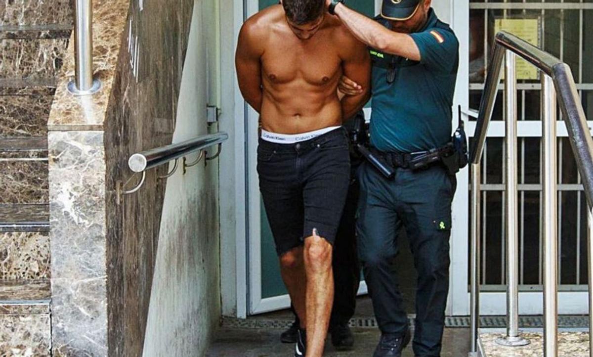 El acusado sale de los antiguos juzgados de Eivissa tras ser detenido en julio de 2018. | DI