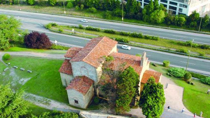 Autopista «Y», junto al monumento prerrománico de San Julián de los Prados.