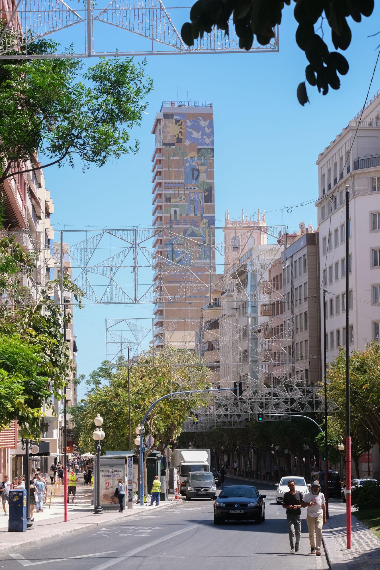 Instalan los arcos de Hogueras en el centro de Alicante