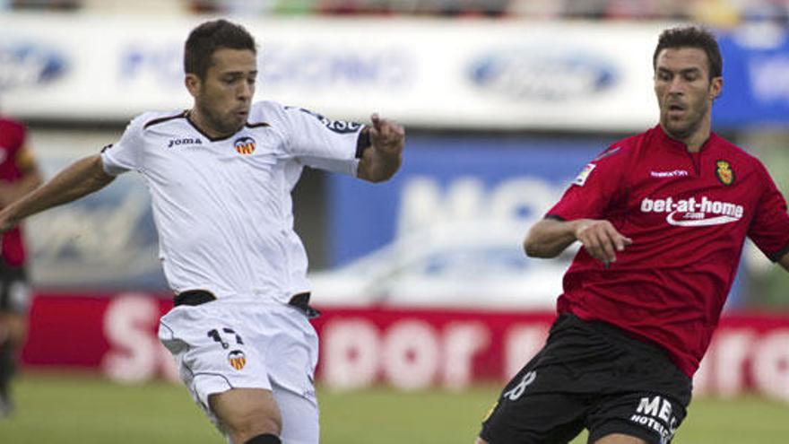 El delantero del RCD Mallorca, Víctor Casadesús (d), lucha por el balón ante el defensa del Valencia CF, Jordi Alba.
