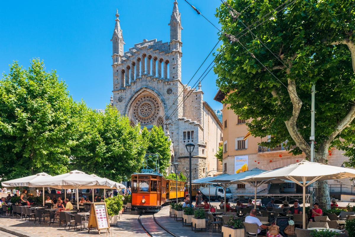 El tranvía de Sóller a su paso por el casco antiguo