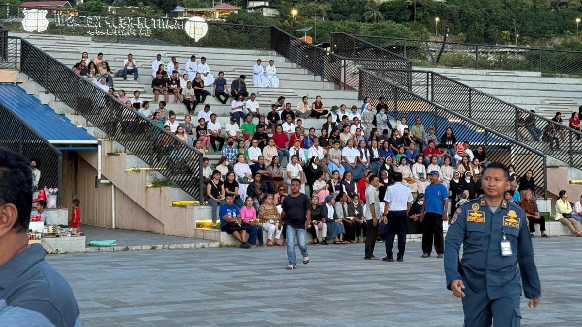 Multitudinaria vigilia en Indonesia por los tres valencianos desparecidos