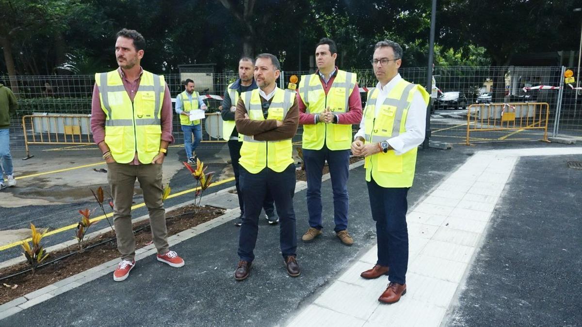 Visita del alcalde de la capital y del edil del Servicios Públicos a la obra en la Rambla de Santa Cruz.