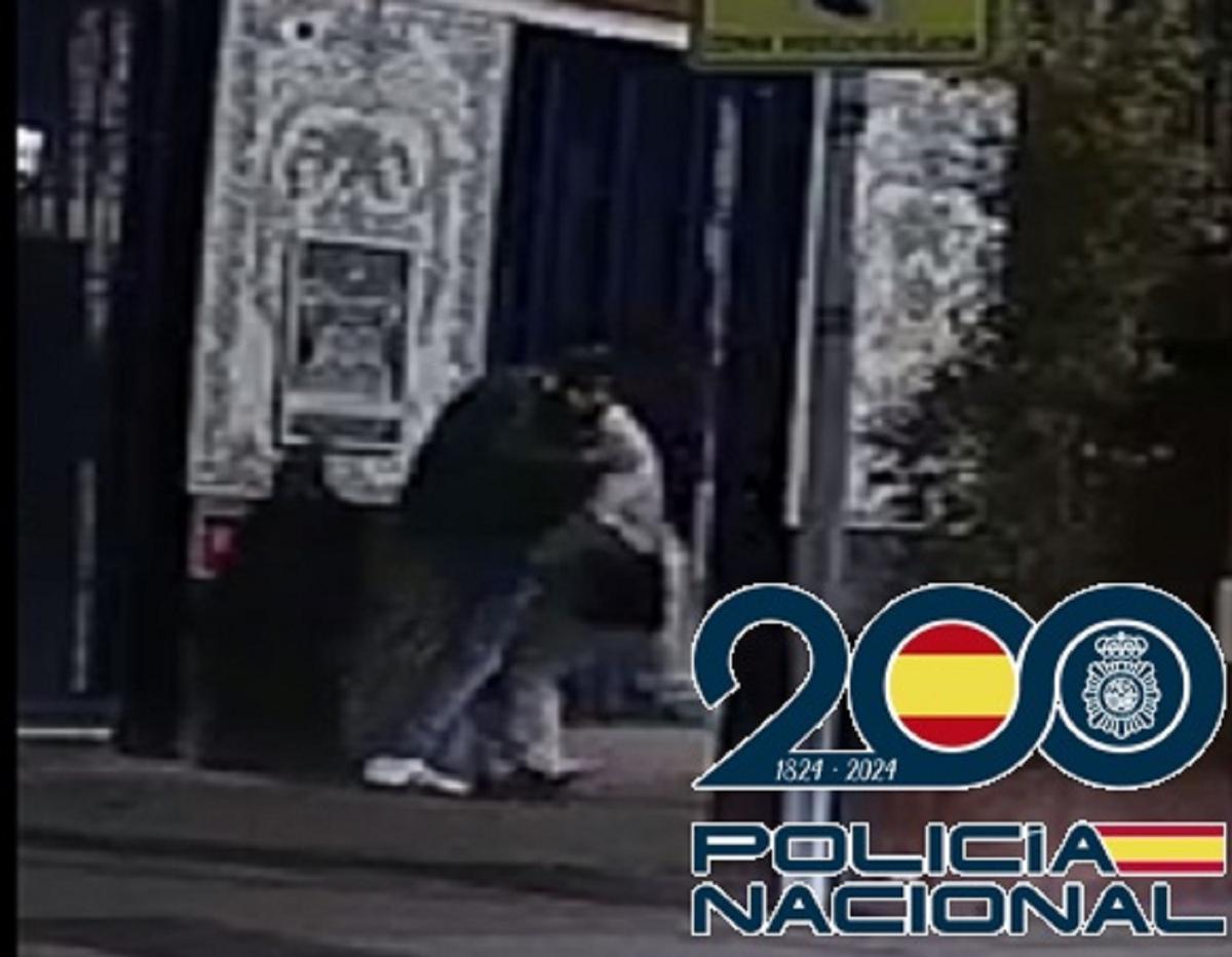 El sospechoso aborda a una víctima para robarle.