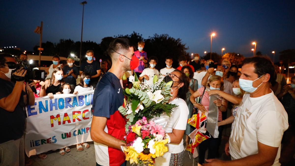 El deportista olímpico es agasajado con flores.