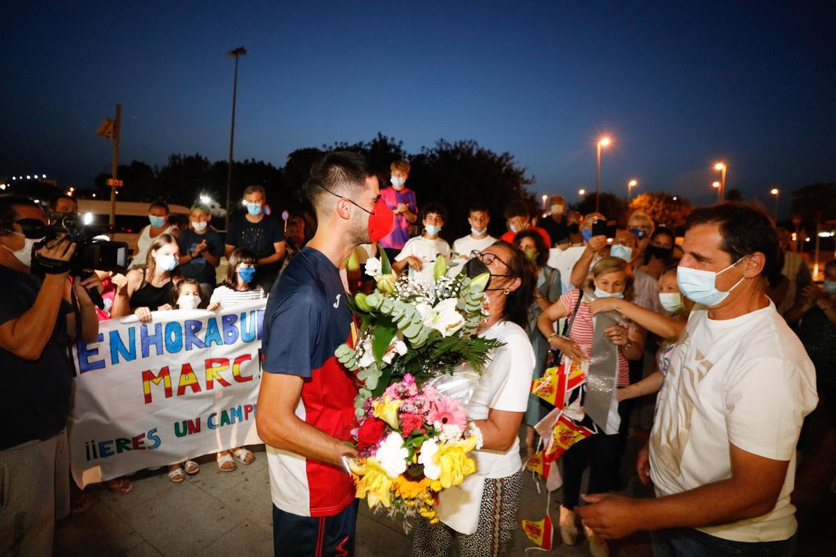 El deportista olímpico es agasajado con flores.
