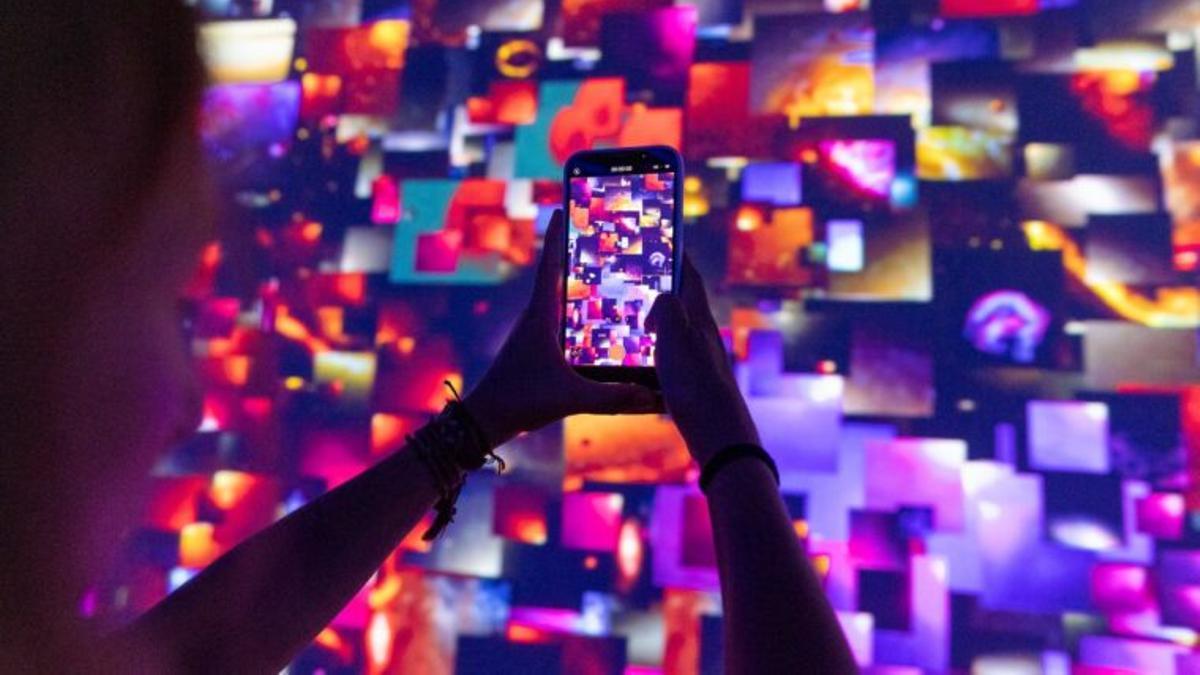 Una persona haciendo uso de un smartphone para hacer una foto