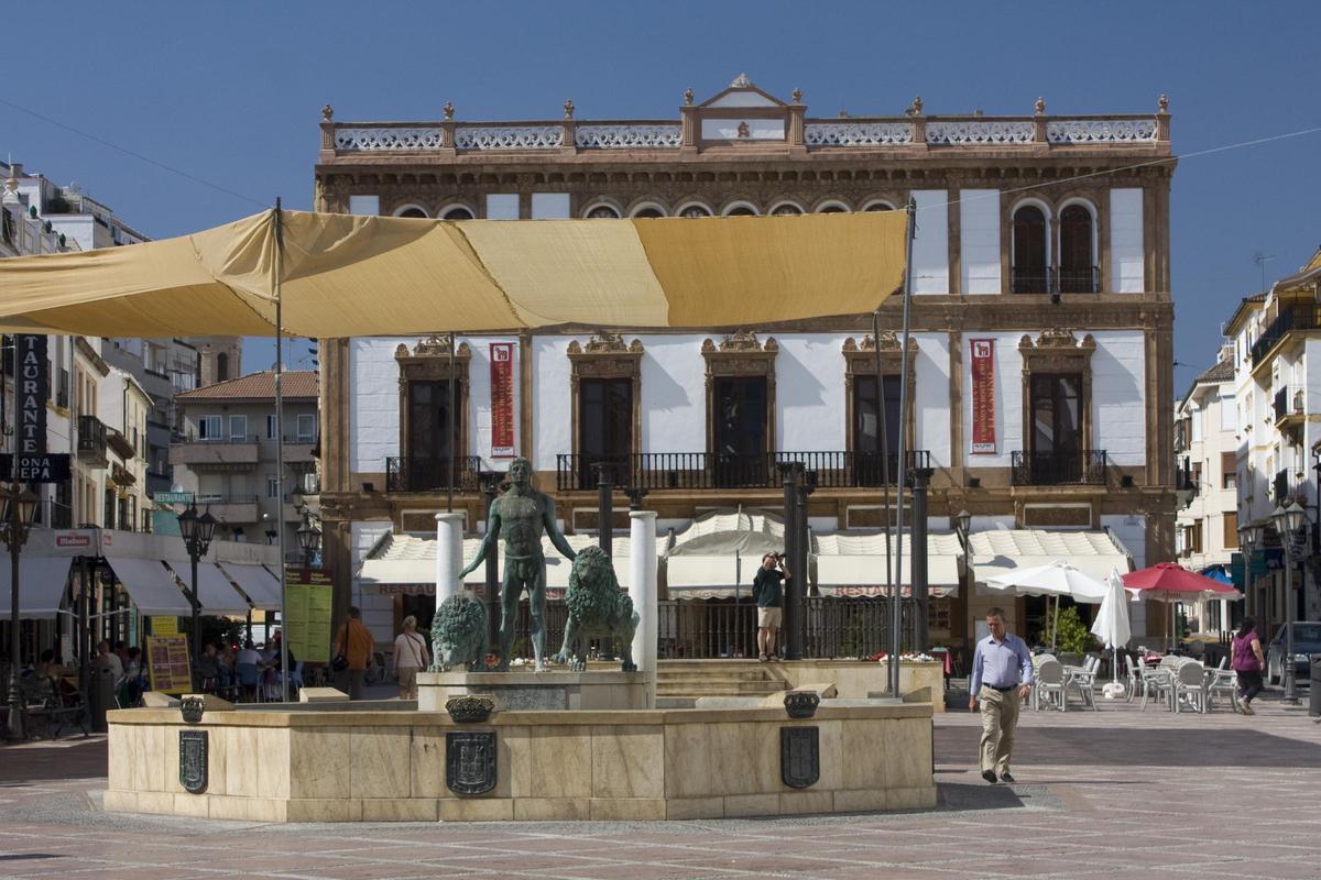 La fuente de la plaza del Socorro, con Hércules y los dos leones, delante del Casino de Ronda.