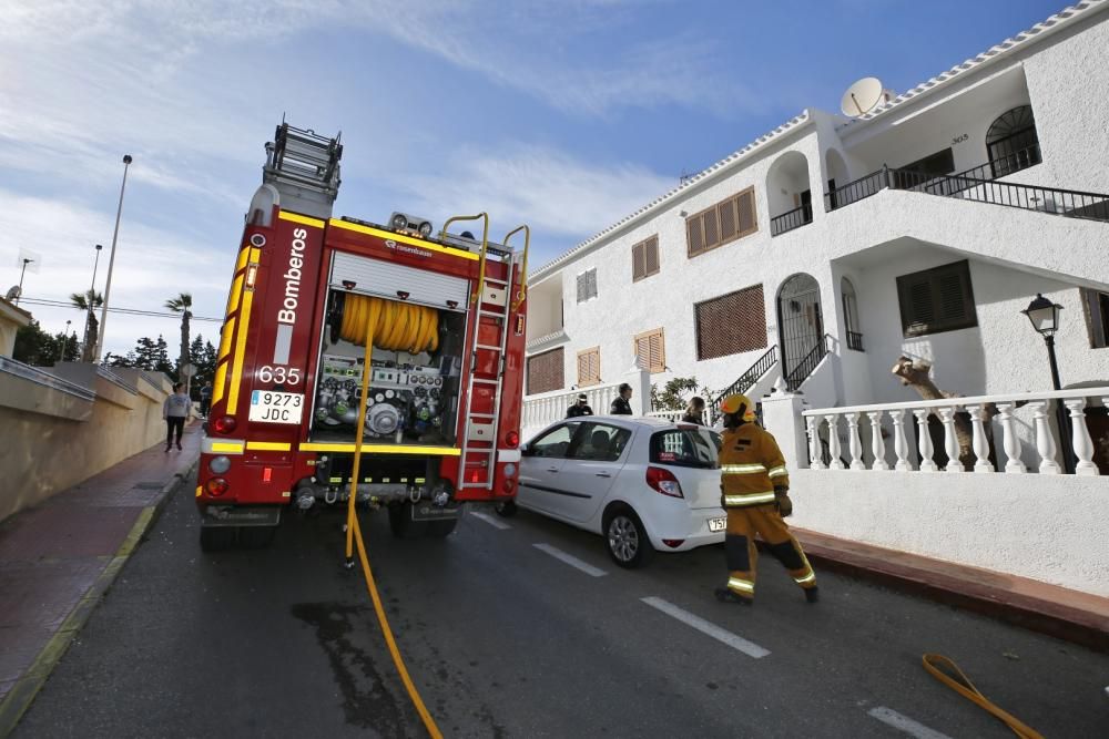 La deflagración ha causado daños en un piso situado en la planta baja de la urbanización Lomas Playa de Torrevieja