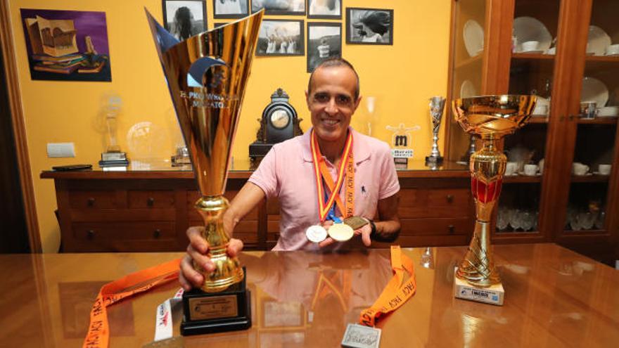 Miguel Ángel Plaza posa cpn sus trofeos más preciados.