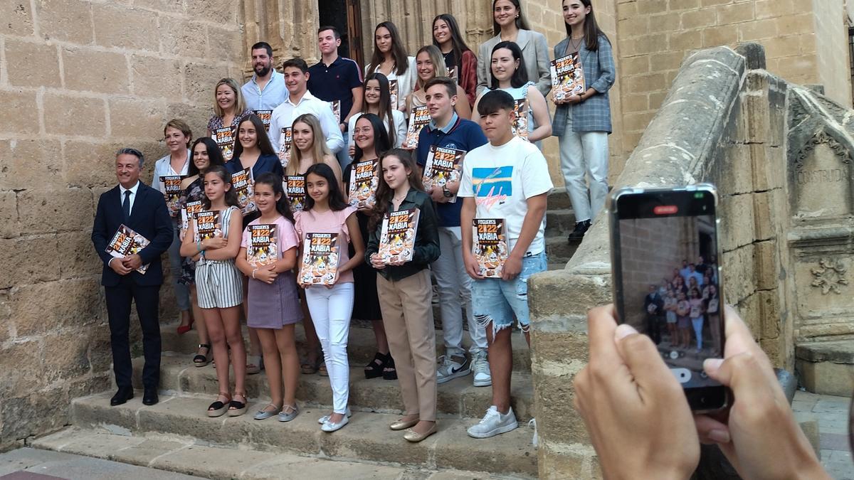 Presidentes, reinas y damas de honor junto al alcalde, José Chulvi, la concejala de Fiestas, Kika Mata, y la concejala Rita Berruti