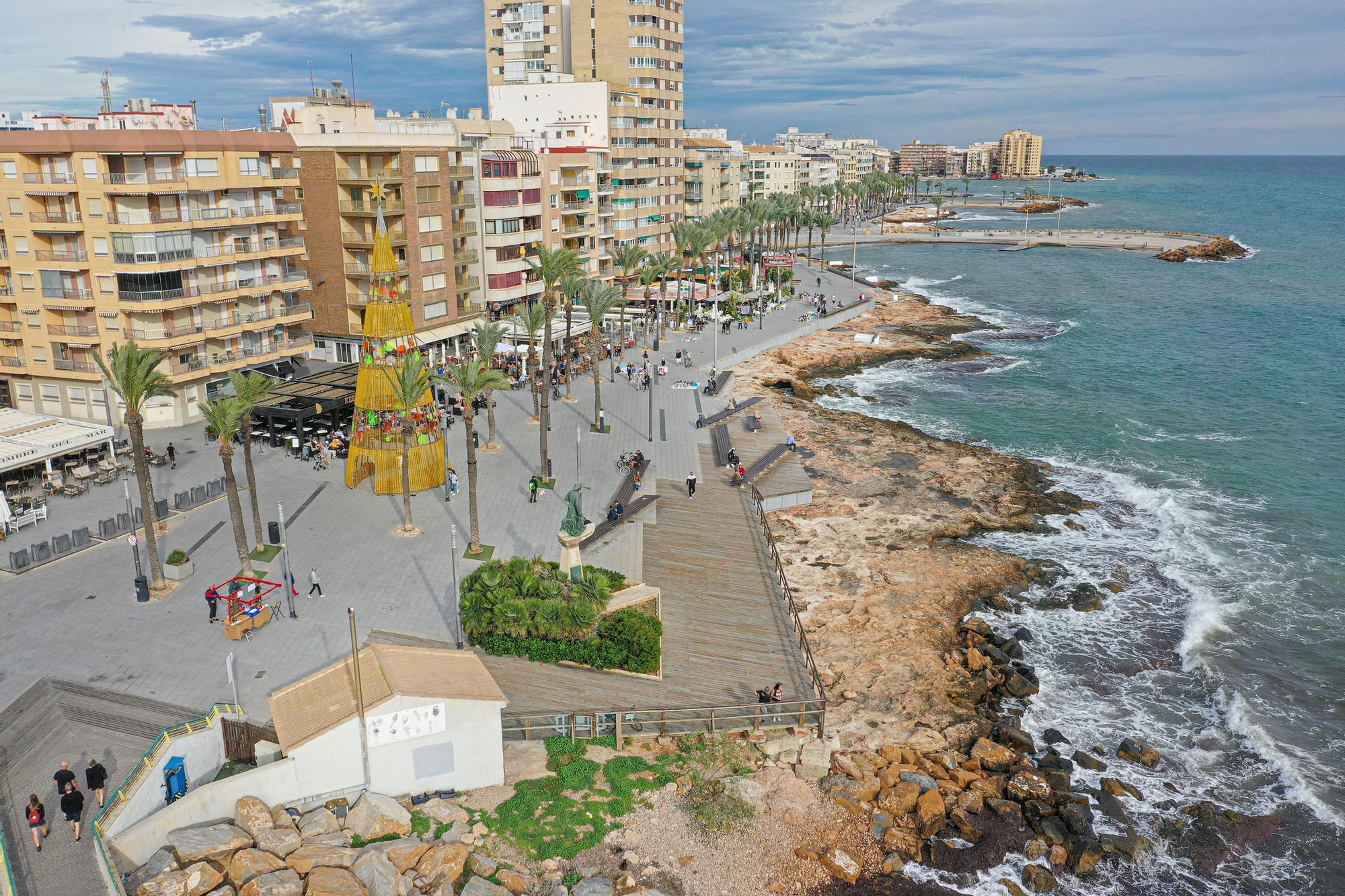 El concurrido paseo Juan Aparicio de Torrevieja.