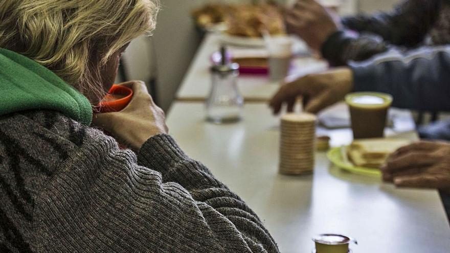 Usuarios de Cruz Roja acuden al Centro de Intervención de Baja Exigencia (CIBE) en Alicante para recibir tratamientos y tomar el desayuno, en una imagen de archivo. | PILAR CORTÉS