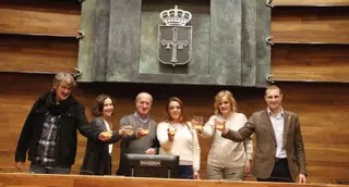 La sidra logra lo impensable: consenso político total en el parlamento asturiano (y su presidente echando un culete en la escalinata)