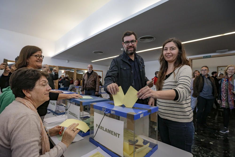 El 51% de los inscritos han votado en las primarias de Més