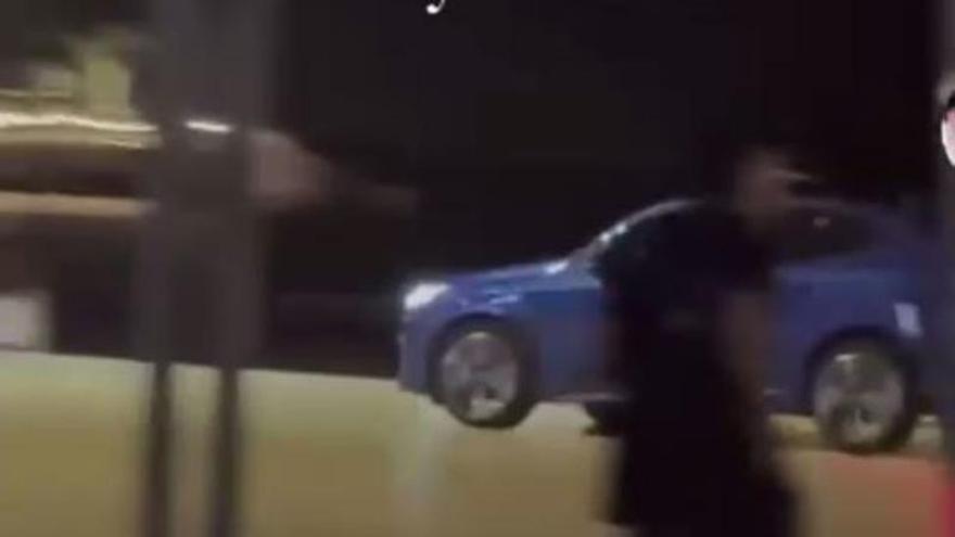Un coche irrumpe en el paseo peatonal de la playa del Arenal de Xàbia (vídeo)