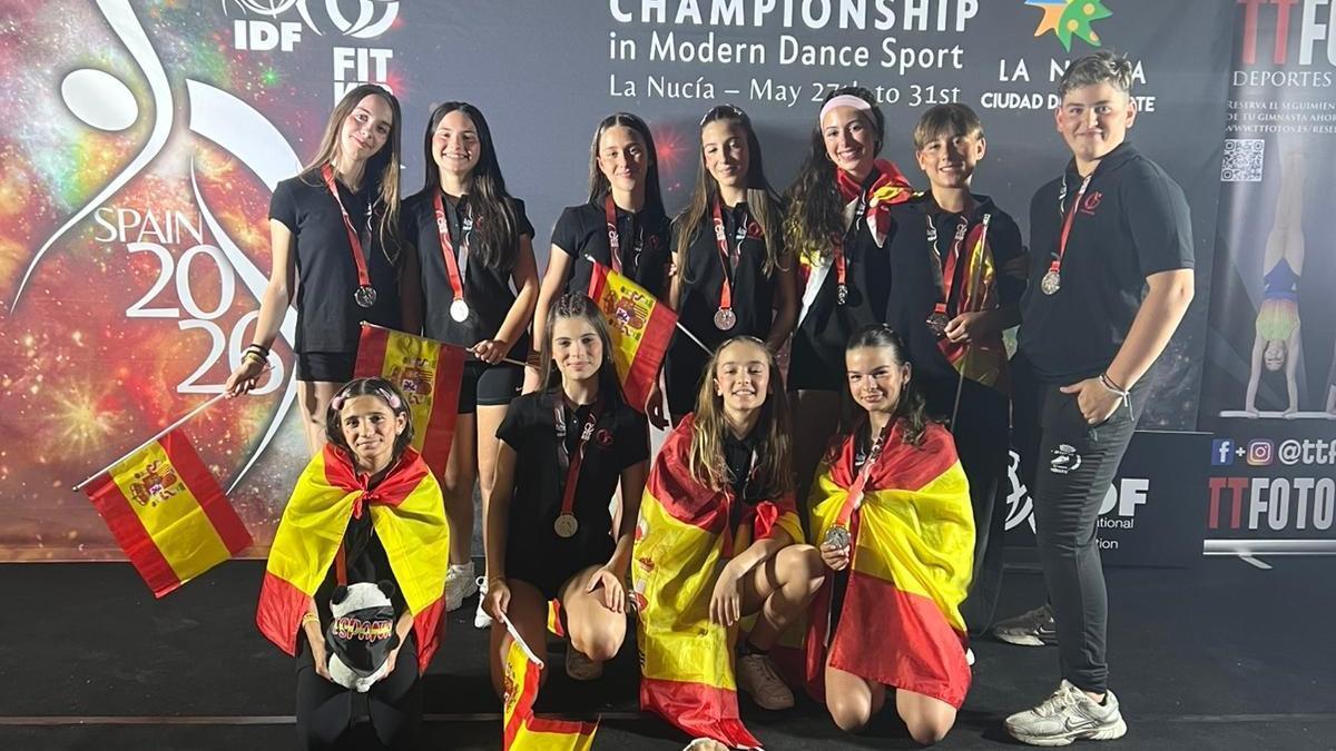 Integrante del Estudio Muévete de Anna con la medalla conseguida en el Campeonato del Mundo de Fitkid, en La Nucía.