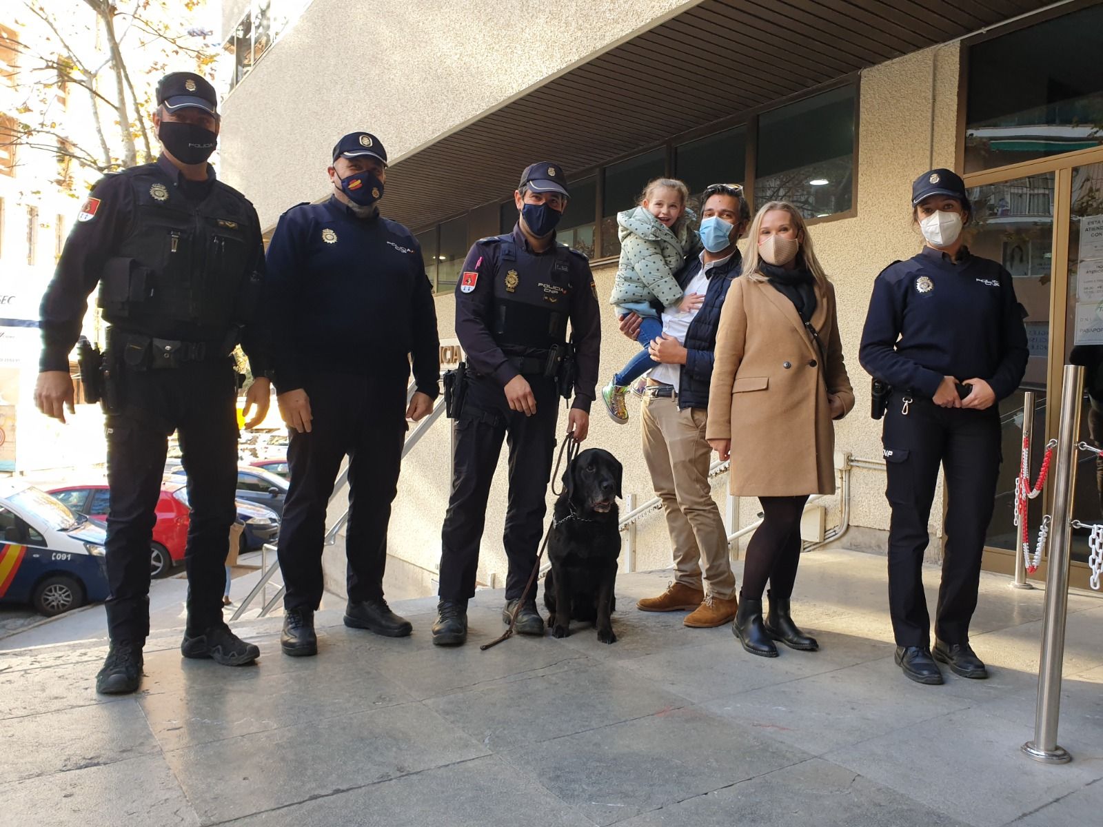 La pequeña Emma visita a la Policía Nacional