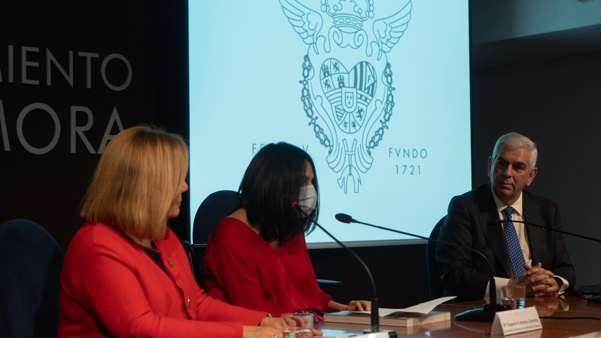 Alejandro Klecker, director de la Real Fábrica de Tapices, con la concejala María Eugenia Cabezas y Isabel García Prieto, de la Junta de Semana Santa