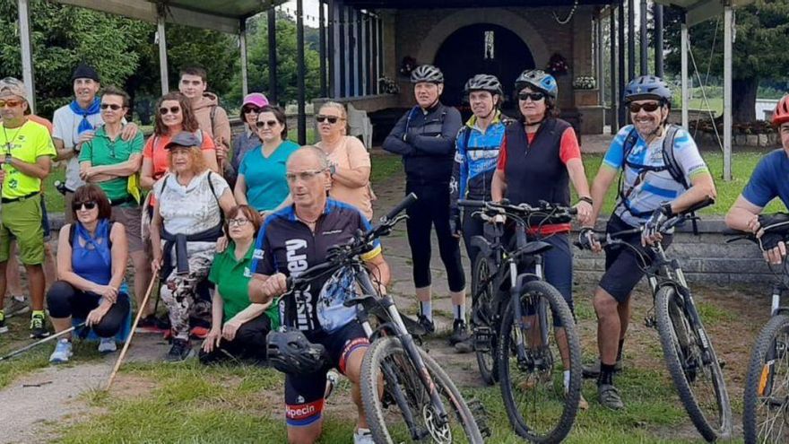Ciclistas y senderistas, antes de salir de ruta por Meres, ante el santuario de la Virgen de la Cabeza. | L. P.
