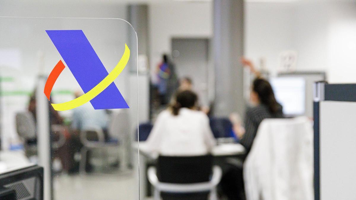 Varias personas en el interior de una oficina de la Agencia Tributaria.