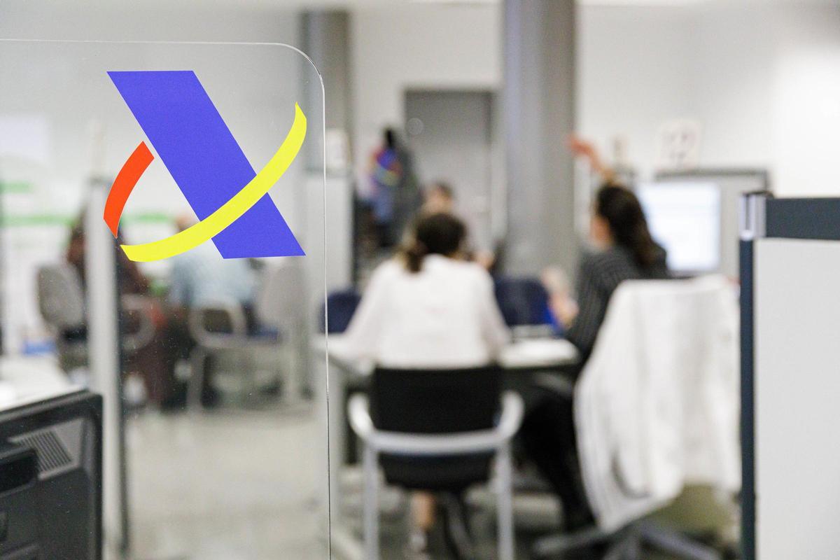 Varias personas en el interior de una oficina de la Agencia Tributaria.