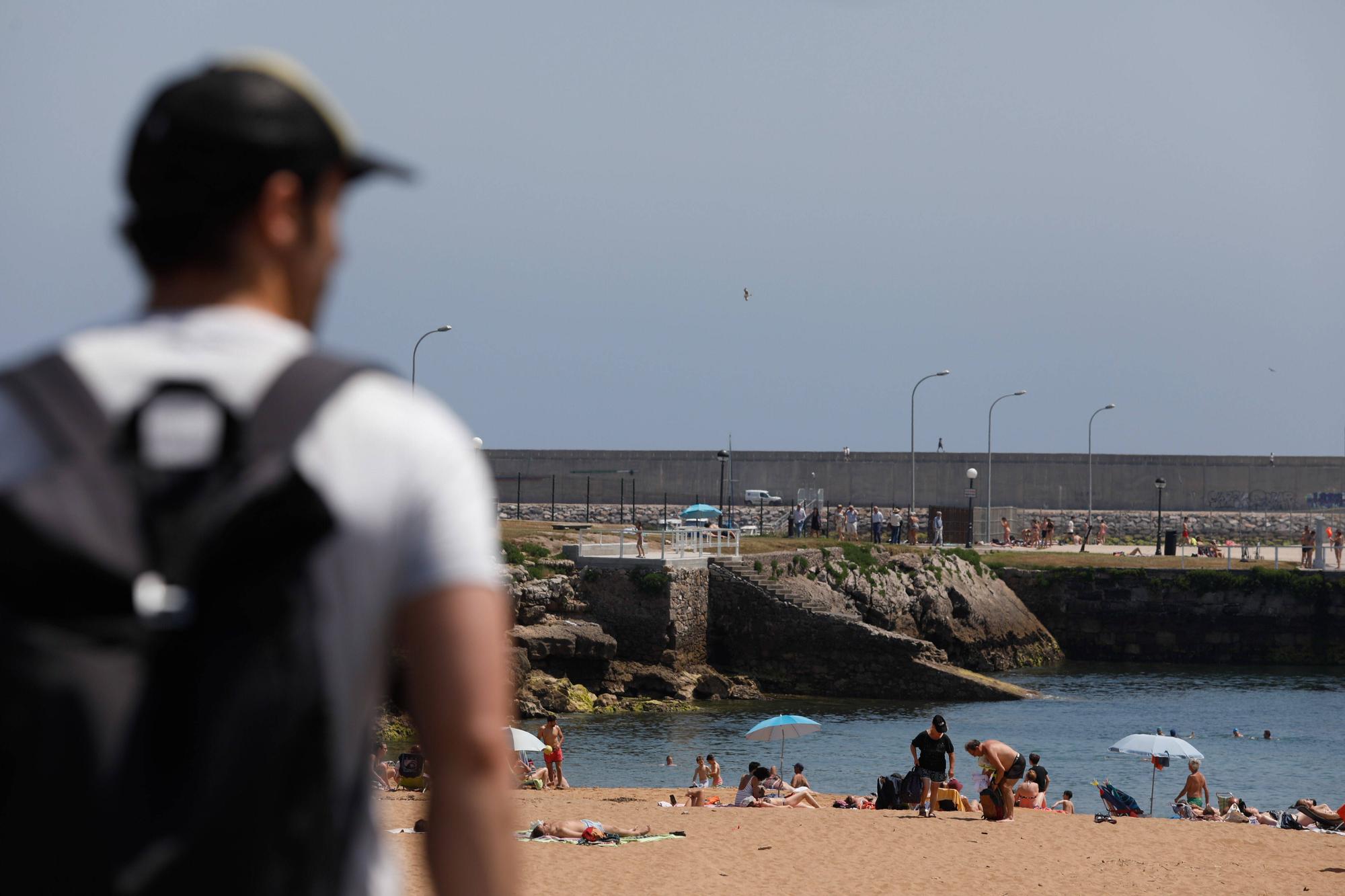 Ambiente en la playa de Luanco