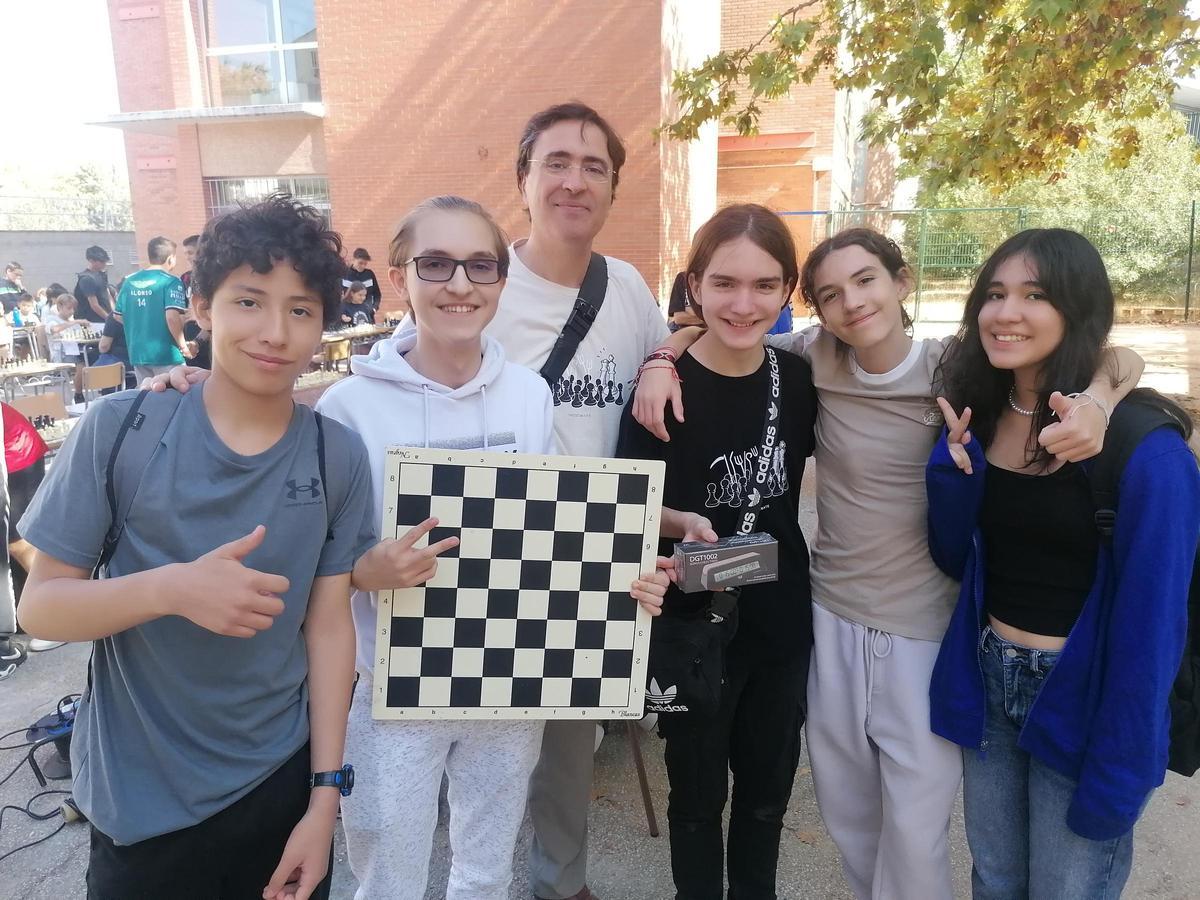 Equipo campeón formado por Chabier Royo, David Racz, Gabriel Balanica, Gabriela Chiquillo y Cristian Chiquillo, con su profesor Alberto Martínez Cebolla