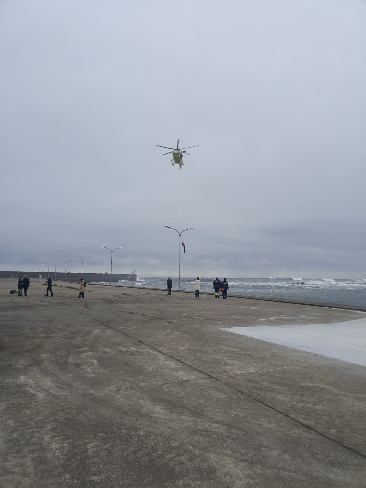 EN IMÁGENES: Dos fallecidos tras caer al mar por el oleaje en San Esteban y Cudillero