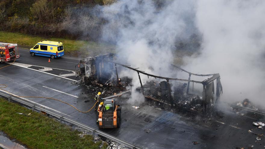 Un camión se incendia en la A-6 a la altura de Requián, en Betanzos