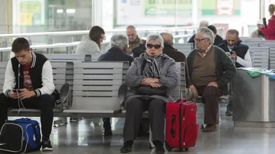 Viajeros en la estación de Castelló.